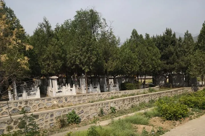 昆明凤凰山公墓图片