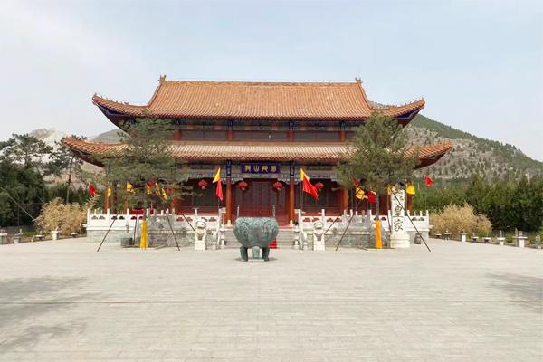 皇家龙山陵园和清东陵万佛园之间怎么选？北京陵园价格
